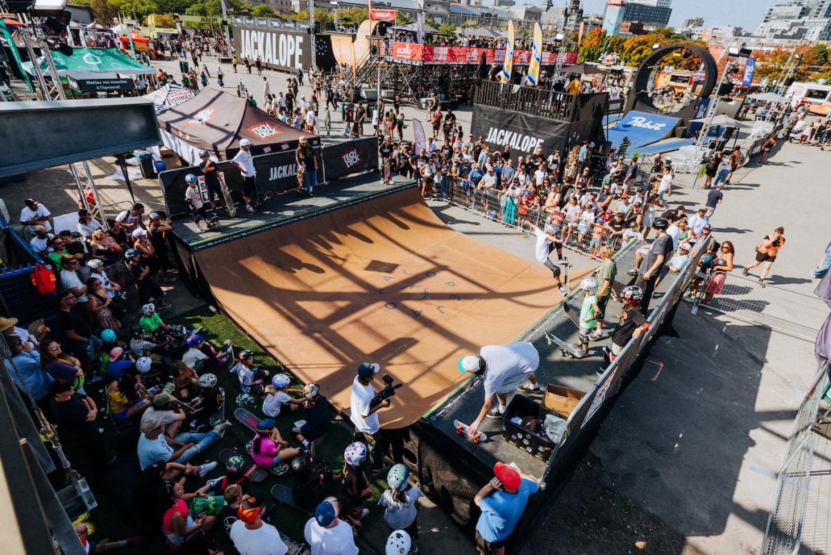 Skateboard ramps and spectators at a previous JACKALOPE Montréal edition.